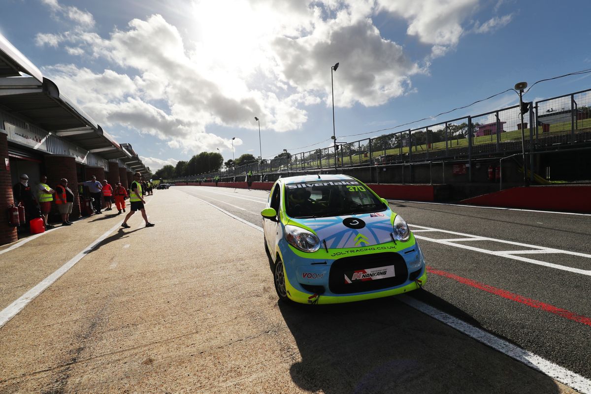 gallery/22/images/215f6829-cee0-42a4-8f54-5b47a9f6e28f/joltracing-brandshatch-0013.jpg