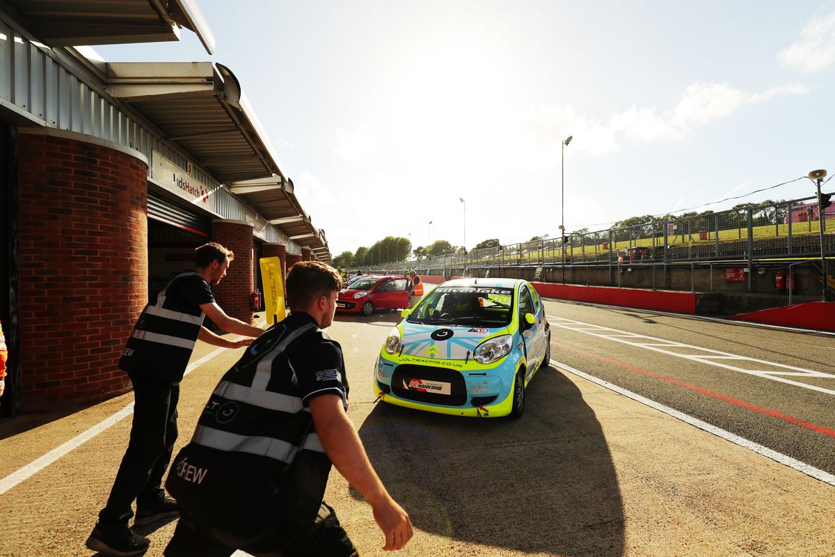 gallery/22/images/36be8fb6-1af8-4fff-9d3a-d54dd8b134b5/joltracing-brandshatch-0097.jpg