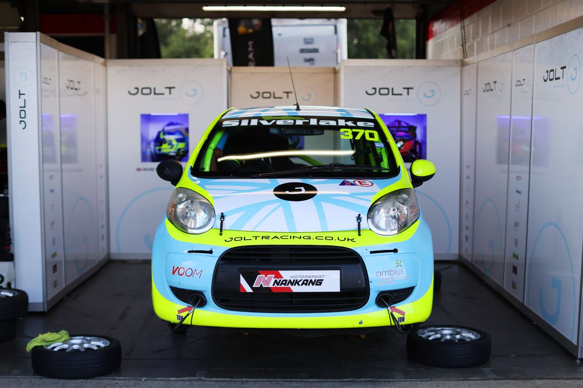 gallery/22/images/392884bb-64cd-418b-bdfd-bc035dc4f3cd/joltracing-brandshatch-0058.jpg