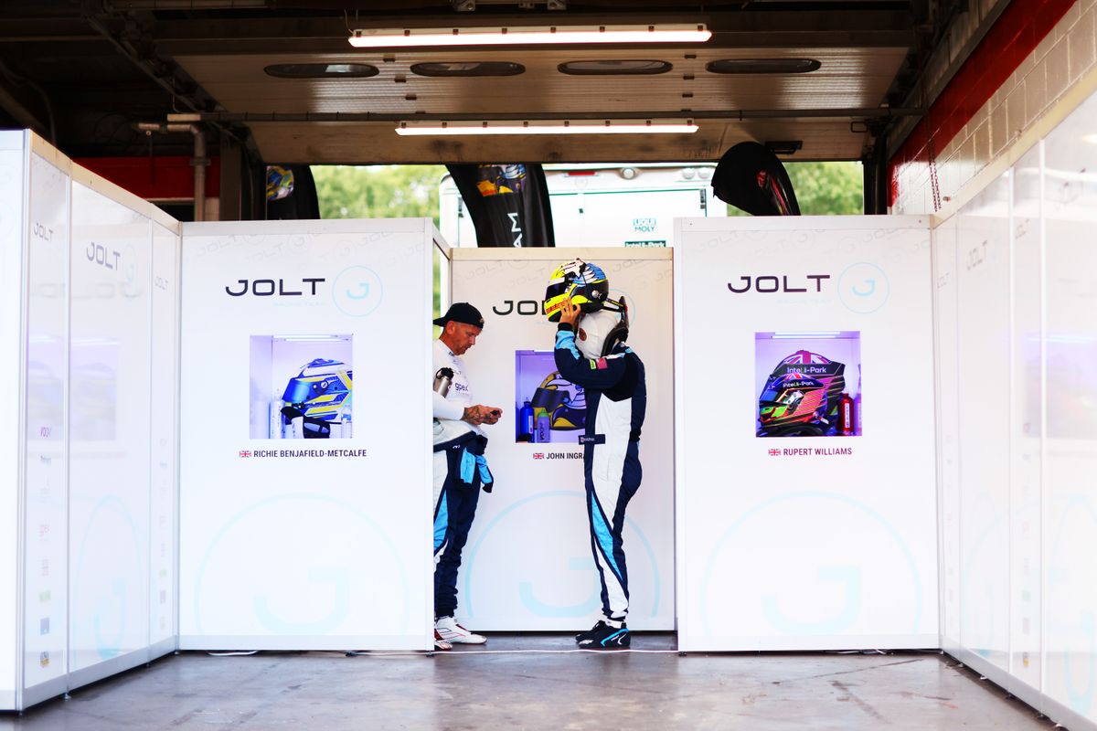 gallery/22/images/44050bc6-0954-4b6f-a192-42d89a6ed6a8/joltracing-brandshatch-0037.jpg