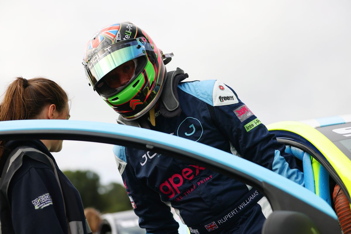 gallery/22/images/4b700149-2811-417d-9592-93daa54e7980/joltracing-brandshatch-0020.jpg