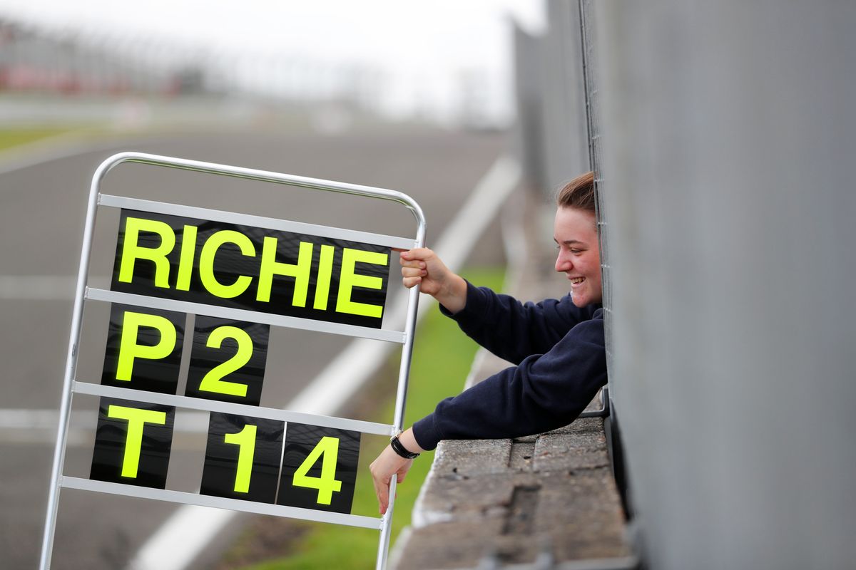 gallery/22/images/4c723f59-9fca-464d-8bd3-88ca457595a9/joltracing-brandshatch-0085.jpg