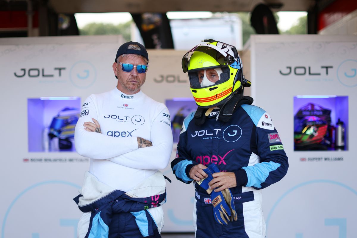 gallery/22/images/68c4361d-27cd-4e20-83a9-f941ff7d1bb6/joltracing-brandshatch-0045.jpg