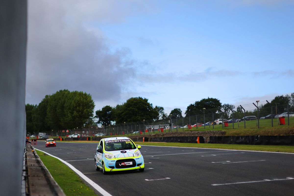 gallery/22/images/7084ff7a-faa9-40b7-b60b-e15f115ecd2b/joltracing-brandshatch-0084.jpg
