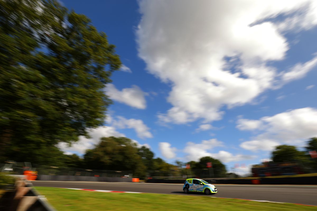 gallery/22/images/7a6cf160-766e-403b-9dde-93a9cf28703a/joltracing-brandshatch-0083.jpg