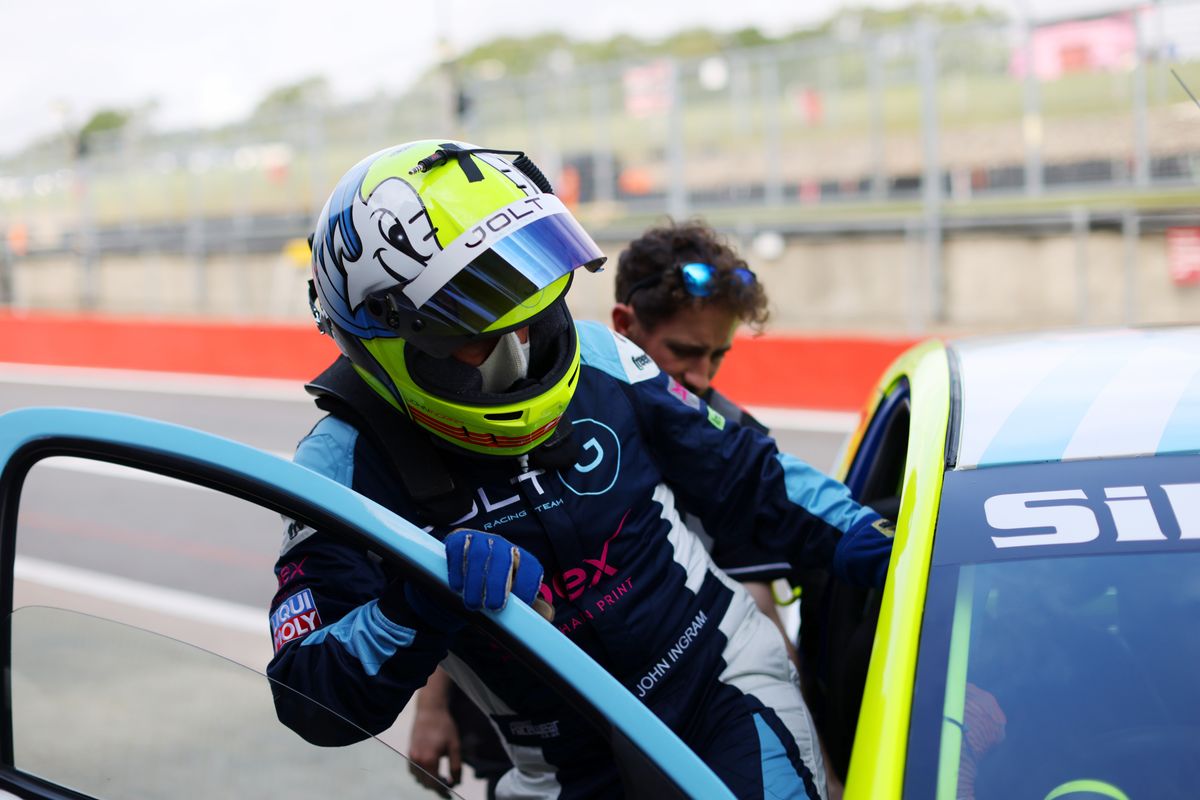 gallery/22/images/7d953d11-5485-487b-b83d-4e63afdabaa7/joltracing-brandshatch-0054.jpg