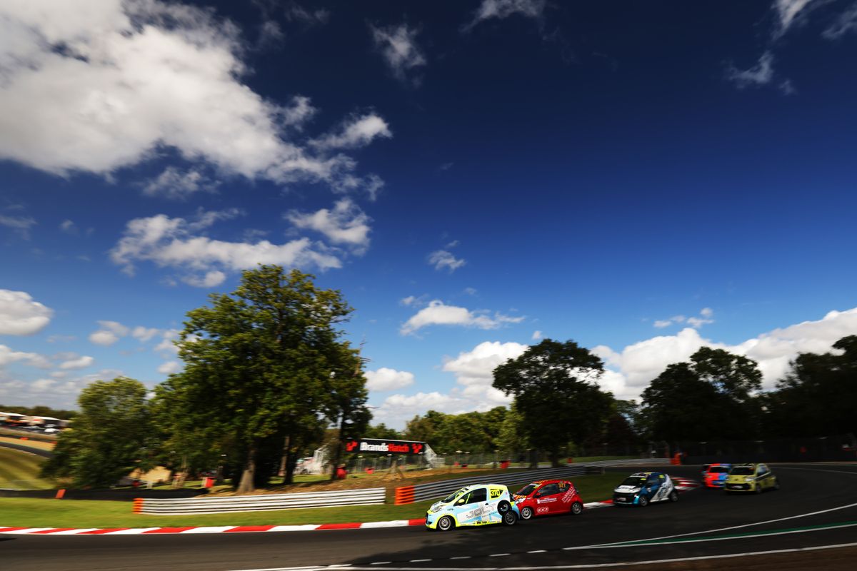 gallery/22/images/8a2562d9-fc96-400b-9cc1-319402856356/joltracing-brandshatch-0104.jpg
