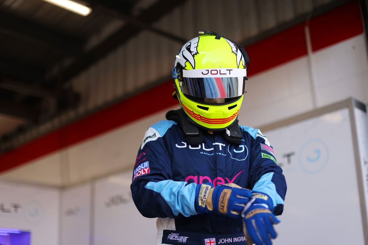 gallery/22/images/901b92a4-d14d-439a-a64d-68578ab24701/joltracing-brandshatch-0047.jpg