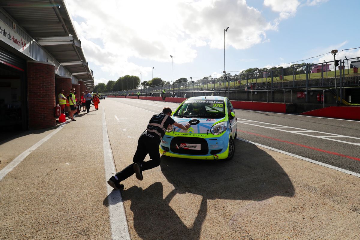 gallery/22/images/ade05f76-34d9-4813-892b-385c7f04dca2/joltracing-brandshatch-0095.jpg