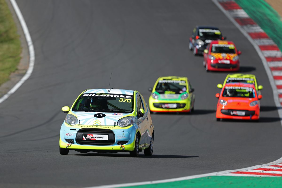 gallery/22/images/b38143c9-44e1-4bda-9c2b-425435055cc8/joltracing-brandshatch-0080.jpg