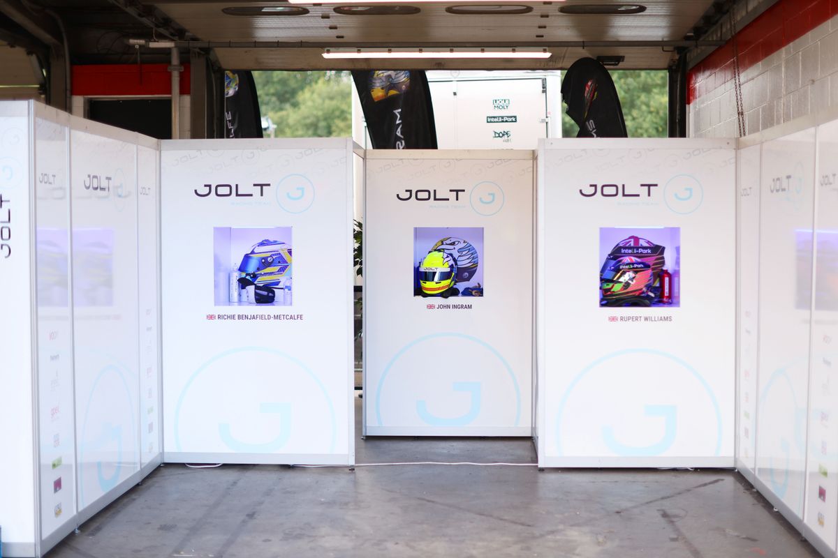 gallery/22/images/c8203f71-f6ab-43d0-aaaf-b42dd8cbd596/joltracing-brandshatch-0036.jpg