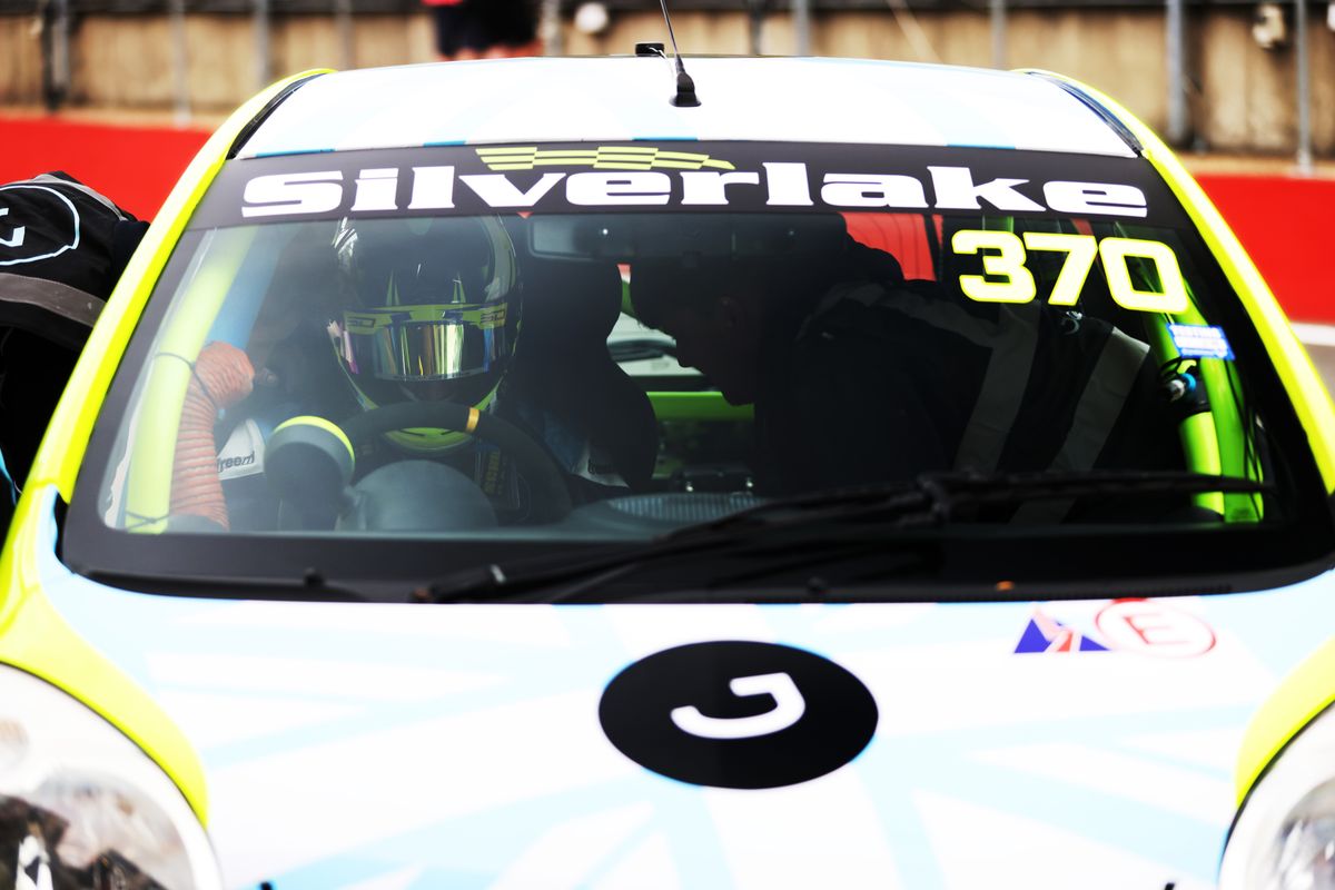 gallery/22/images/ceff5171-ea75-435c-839b-406cbf7d23a2/joltracing-brandshatch-0032.jpg