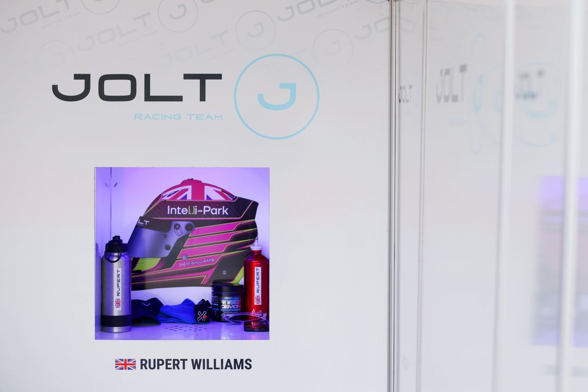 gallery/22/images/d0b3c555-999e-414d-8325-0f85e3f7843f/joltracing-brandshatch-0024.jpg
