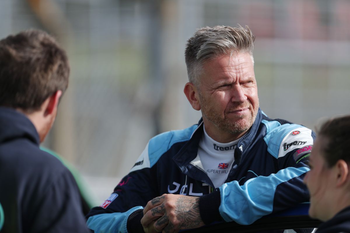 gallery/22/images/d36a4081-fe52-4e24-83a5-396176bbf756/joltracing-brandshatch-0003.jpg