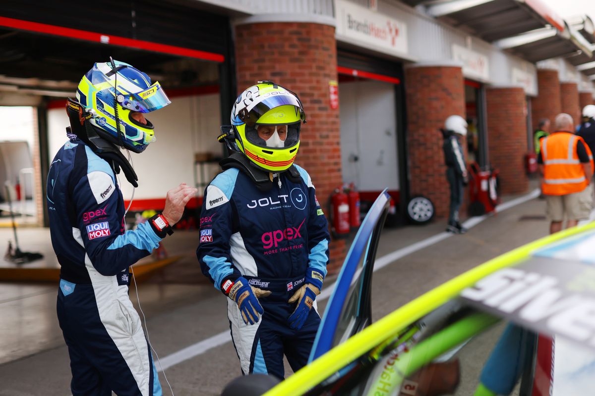 gallery/22/images/e5e131b6-b72b-43d0-b44a-3606269cfc59/joltracing-brandshatch-0053.jpg