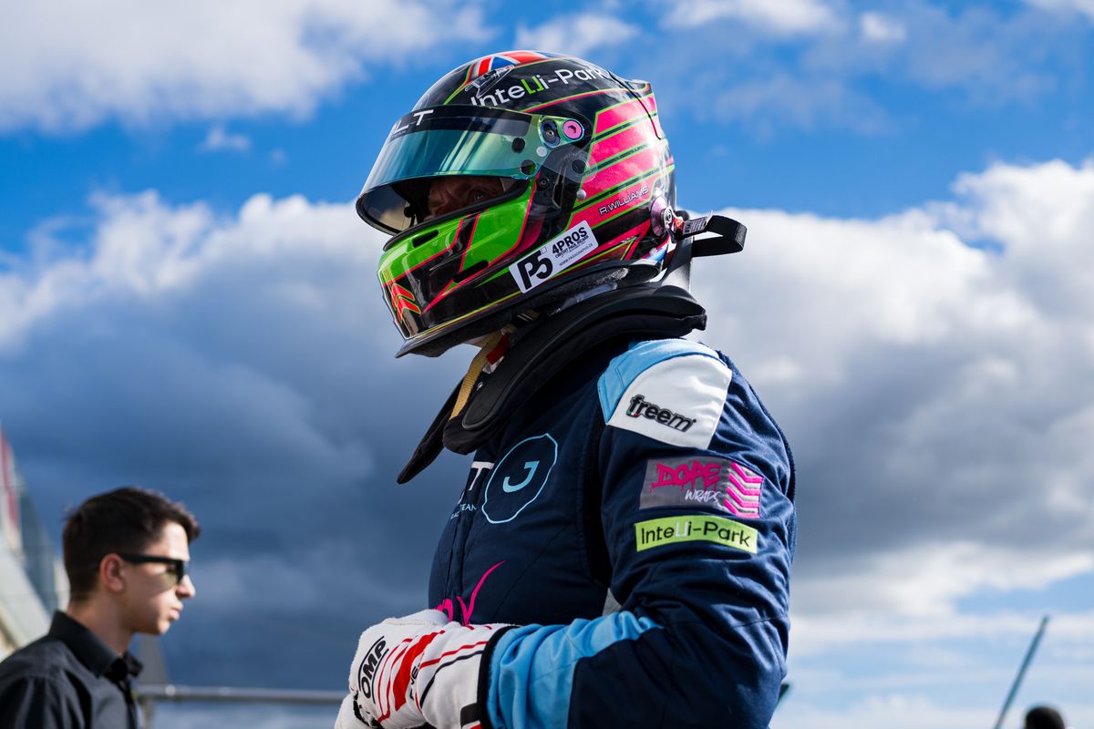 gallery/27/images/effc4c1a-f744-48f3-a97c-b9cb27fad50c/p5_4pros_paulricard_00231.jpg