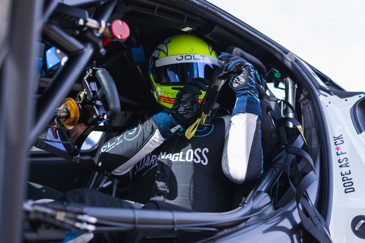 gallery/54/images/4ba4d5c3-c126-4fed-96f7-0e5221d1342a/silverstone-photos-18.jpg