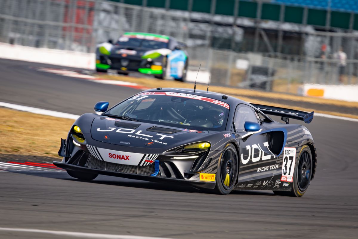 gallery/54/images/8e91d0d4-1d1f-41e9-a644-46866b075c00/silverstone-photos-27.jpg