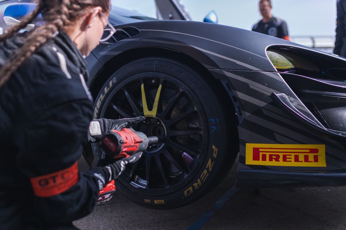 gallery/54/images/a682ad82-296a-48ed-8935-f254cc5f0a96/silverstone-photos-17.jpg