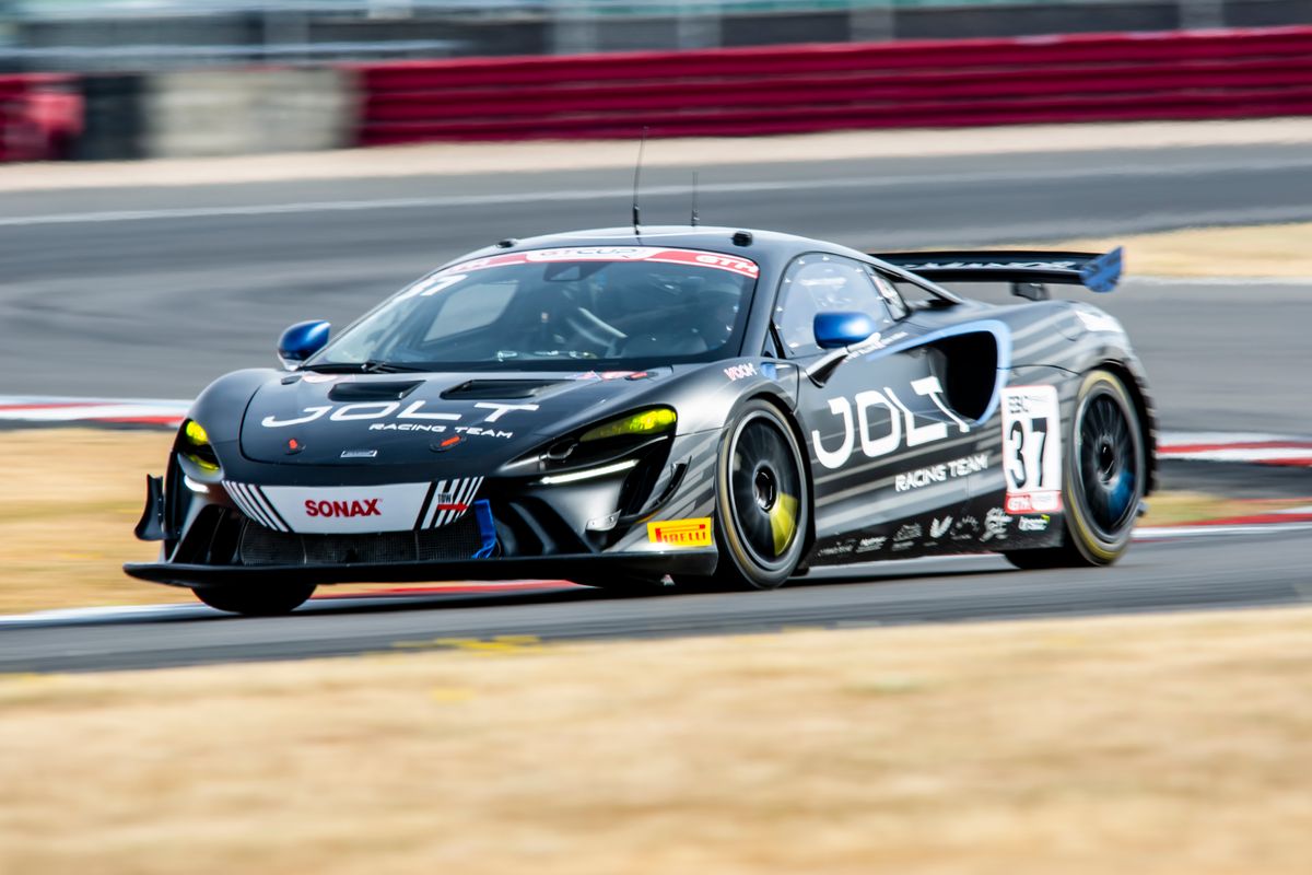 gallery/54/images/fe5fd9a6-ad98-4bab-9acc-a1b0c58fda02/silverstone-photos-32.jpg